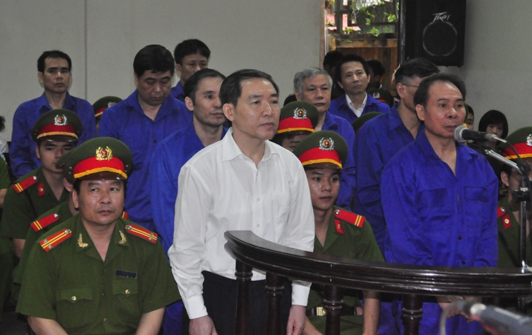 Trang phục của bị cáo trước “vành móng ngựa”